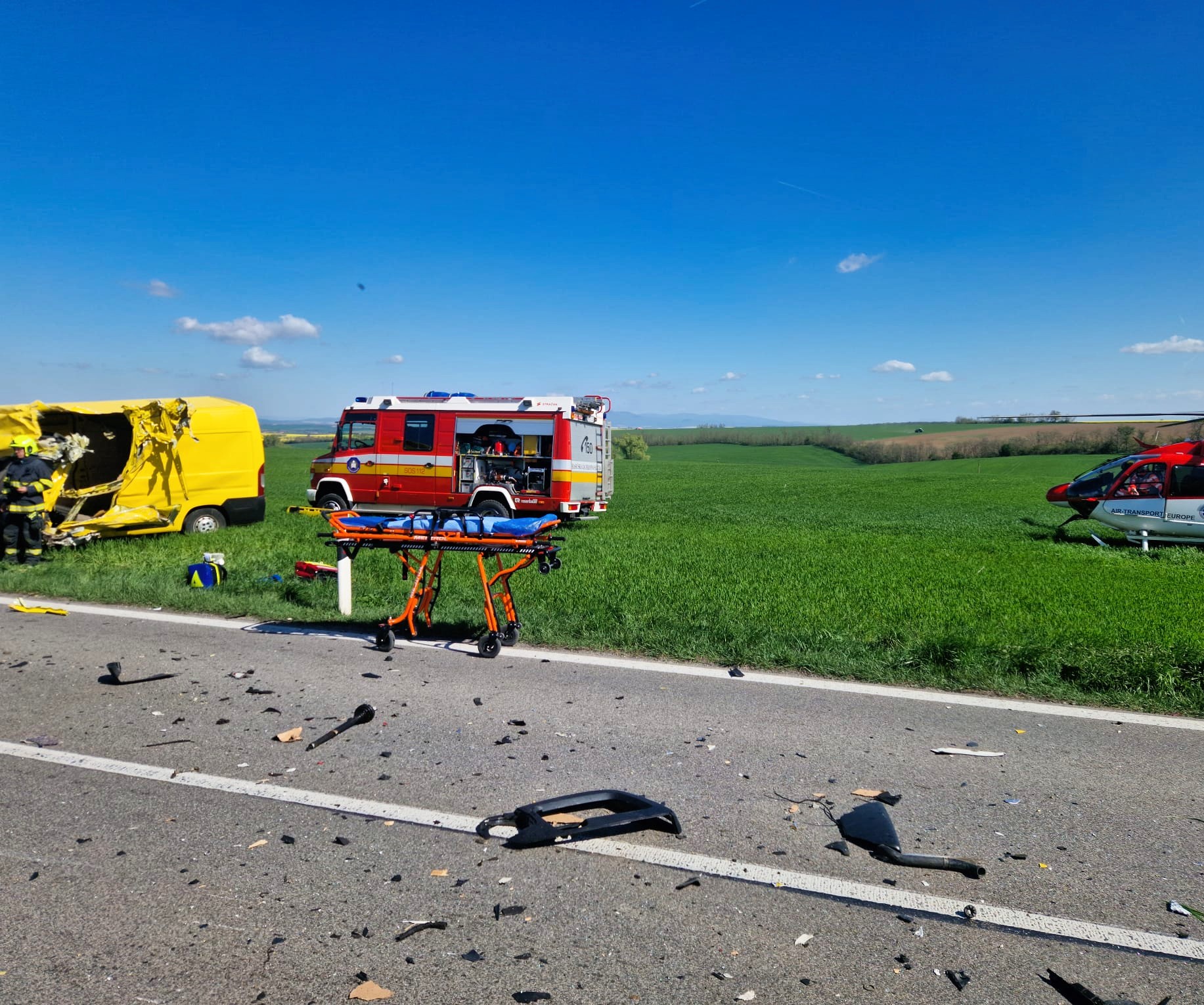 Po čelnej zrážke uzavreli cestu medzi Rišňovcami a Krvavými Šenkmi. 