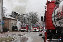 Zakończyła się akcja gaśnicza w kamienicy w Piastowie. Dwie osoby nie żyją