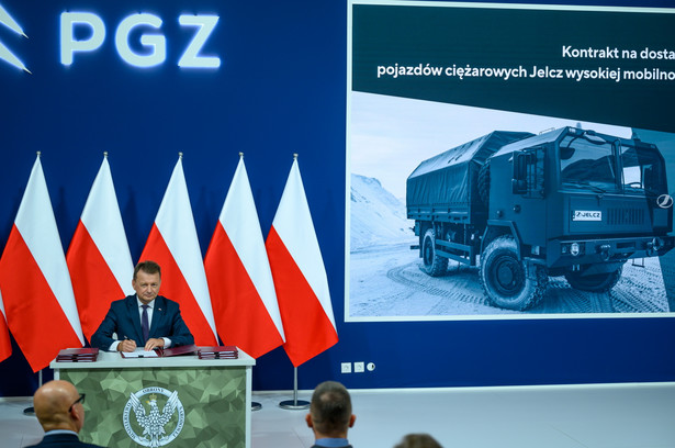 Wicepremier, minister obrony narodowej Mariusz Błaszczak podczas podpisania umów na dostawy uzbrojenia
