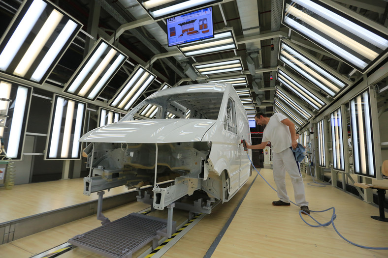 Fabryka Volkswagena we Wrześni: etapy produkcji Craftera na lakierni