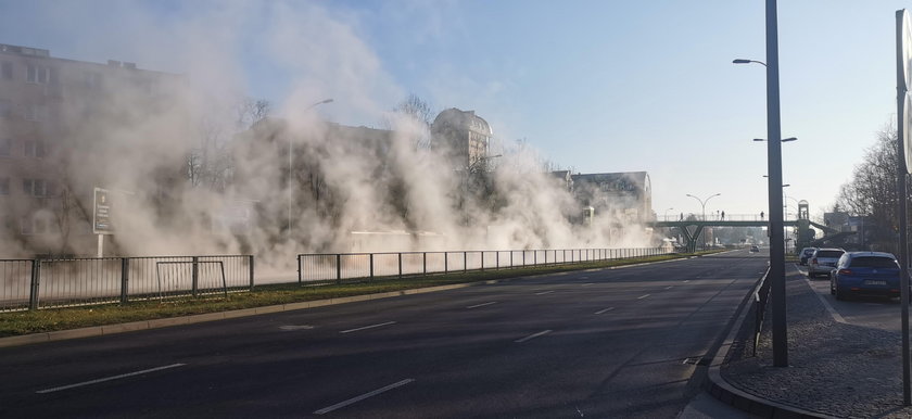 Awaria ciepłownicza w Warszawie. Kłęby dymu i korki