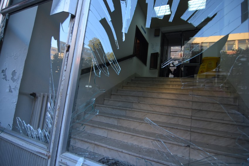 Razbijeni su prozori i vrata