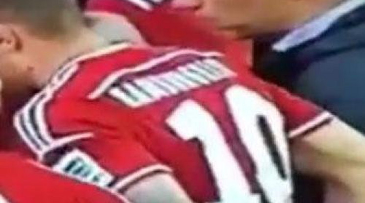 Vicces! Élőben masszírozták a focista csupasz fenekét - videó!