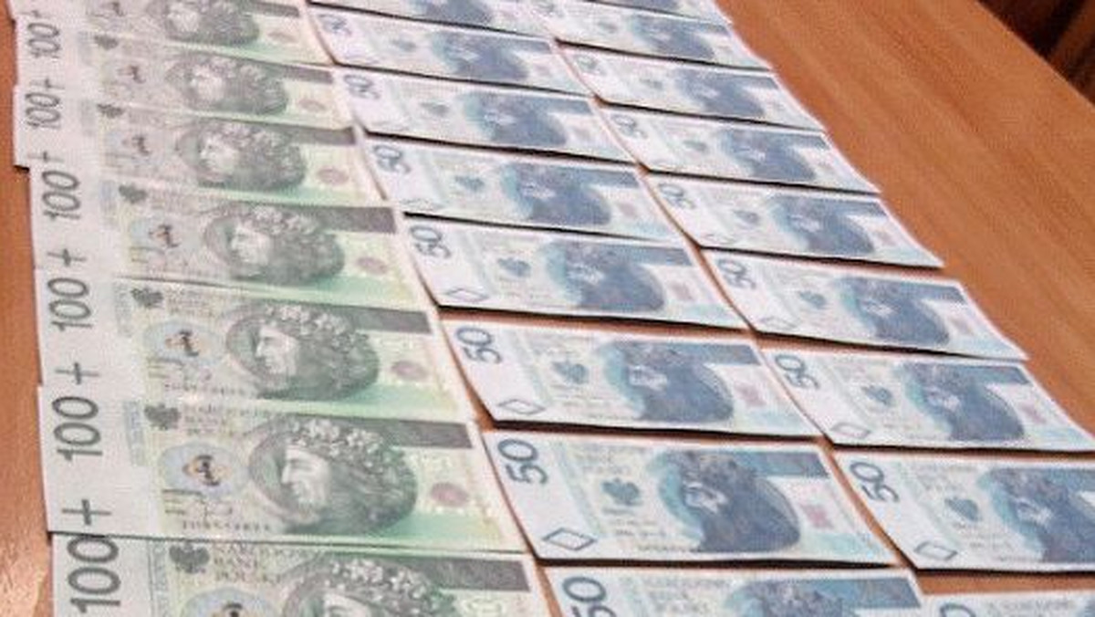 Policjanci zatrzymali 61-latka, który posiadał fałszywe pieniądze. W jego plecaku mundurowi znaleźli w sumie blisko 170 fałszywych banknotów: 10-, 50- i 100-złotowych.