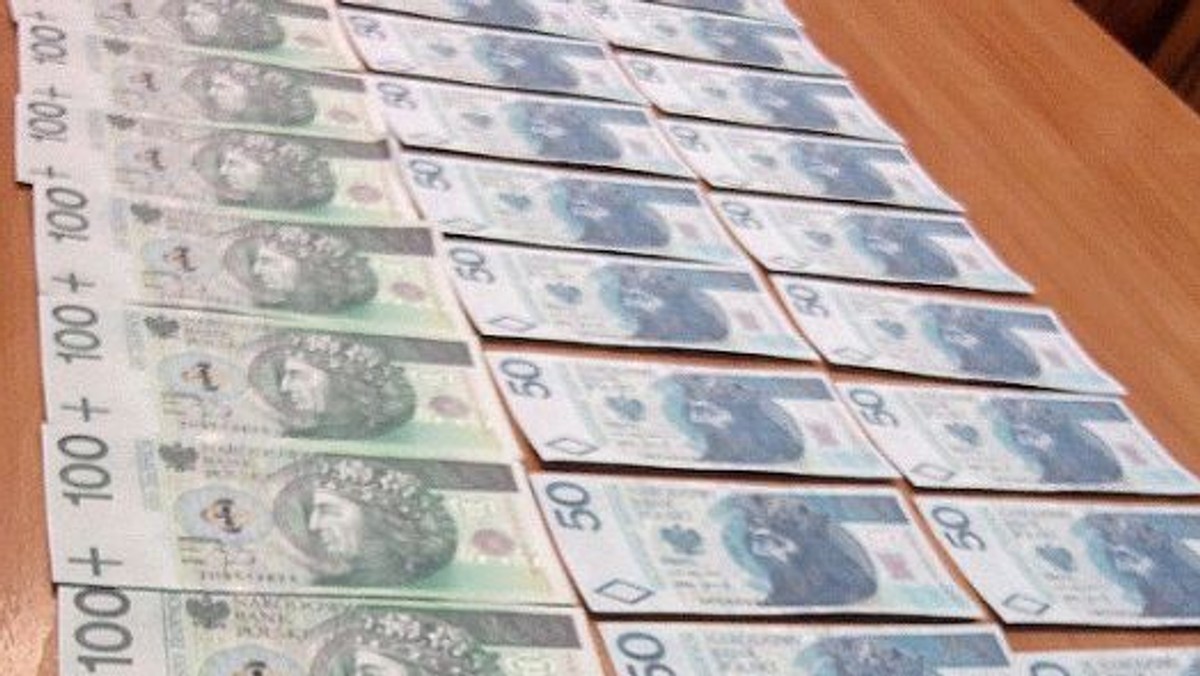 Policjanci zatrzymali 61-latka, który posiadał fałszywe pieniądze. W jego plecaku mundurowi znaleźli w sumie blisko 170 fałszywych banknotów: 10-, 50- i 100-złotowych.