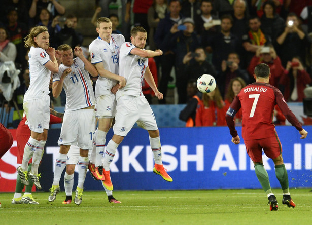 I mamy pierwszą sensację na Euro 2016. Portugalia z wielkim Ronaldo nie dała rady kopciuszkowi z Islandii. WIDEO