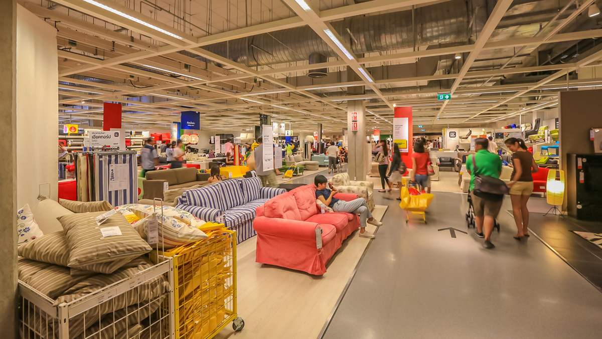Twórca marki IKEA, geniusz przemysłu meblarskiego, słynie z wielkiej fortuny i skrajnej oszczędności. Czy jedno wynika z drugiego, czy można nazwać go skąpcem?