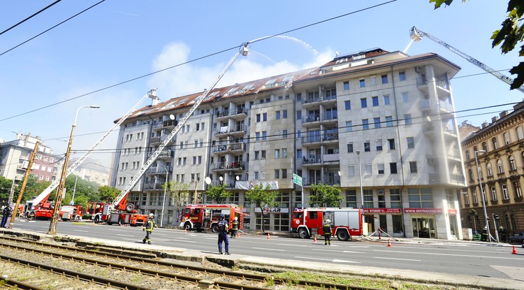 A tűzoltók azon vannak, hogy ne terjedjen tovább a tűz.