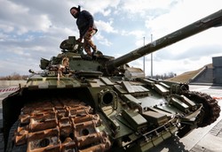 Ukraina. Na froncie wciąż niespokojnie, choć wycofywanie sprzętu trwa