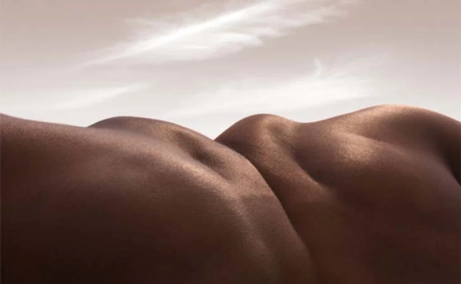 Obezglavljeni horizont: Muške lopatice kao pustinjski teren (FOTO: Carl Warner)