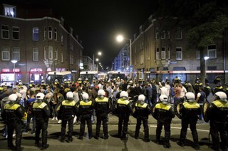 200 osób zatrzymanych po zamieszkach w Hadze