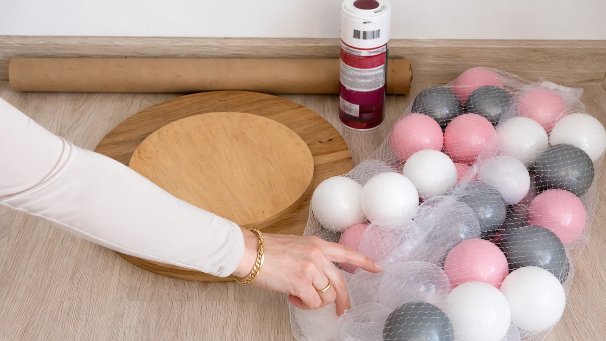 Uzela je plastične loptice i napravila sto koji u prodavnici košta 700 evra