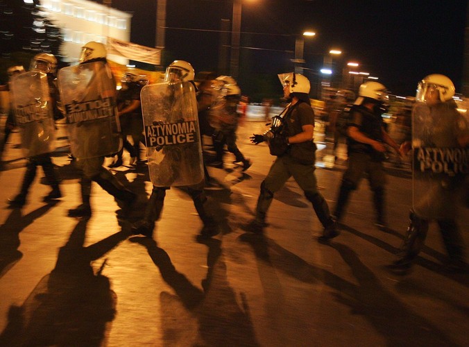 Funkcjonariusze bronią Aten przed protestującymi