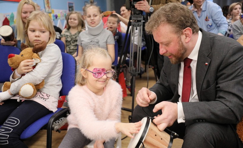Minister zdrowia Łukasz Szumowski na spotkaniu z dziećmi w Szpitalu Dziecięcym przy ul. Niekłańskiej w Warszawie