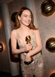 Emma Stone díjánál és mosolyánál már csak a pezsgőszínű flitterekkel díszített Louis Vuitton meztelenruha ragyogóbb