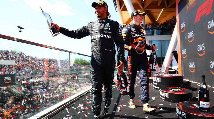 Visszatért Lewis Hamilton az idei első futam után végre újra pezsgőt locsolhatott a dobogón/Getty Images