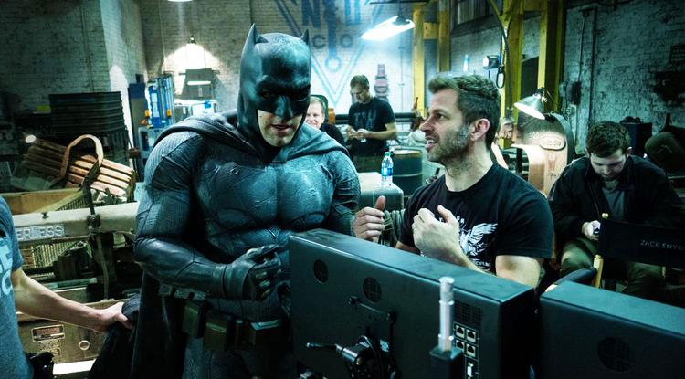Zack Snyder éppen Batmannek dirigál.