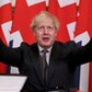 Premier Boris Johnson podpisujący pobrexitową umowę handlową z UE. 30 grudnia 2020 r.