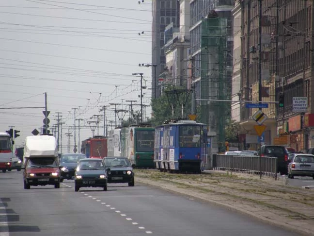 Widok na Aleje Jerozolimskie w Warszawie od wieży wiaduktu Poniatowskiego w kierunku Pałacu Kultury (1/640, F4,5, ISO 50, ogniskowa 84, 24 [ekwiwalent 504 mm]).