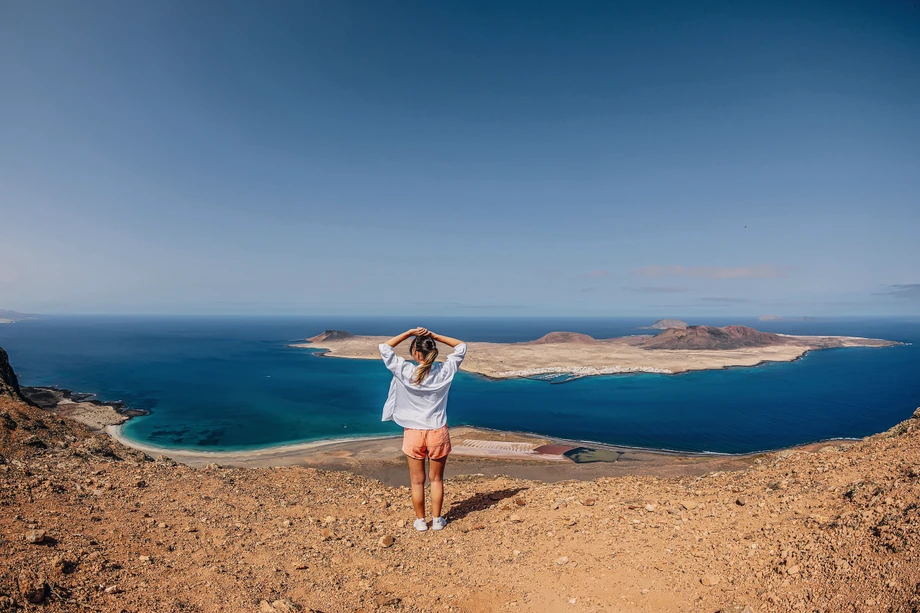  La Graciosa to ósma, najmniejsza z Wysp Kanaryjskich, która wygląda jak raj: z białymi piaszczystymi plażami, turkusową wodą i bujną roślinnością. Teren wyspy objęty jest ochroną, więc trzeba zwiedzać ją pieszo.