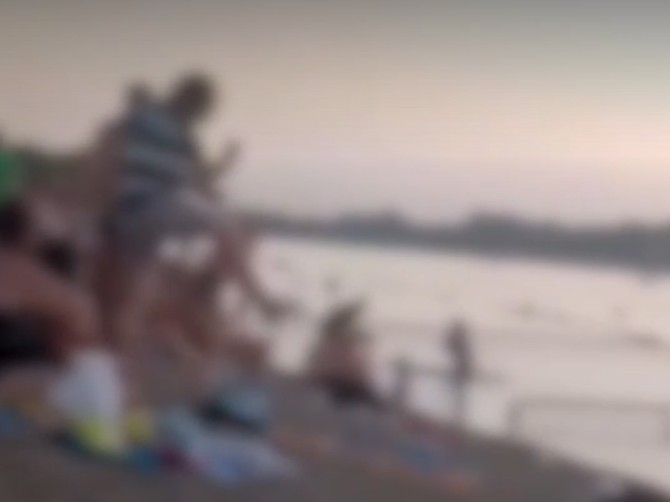 Muškarac šutira ženu u glavu