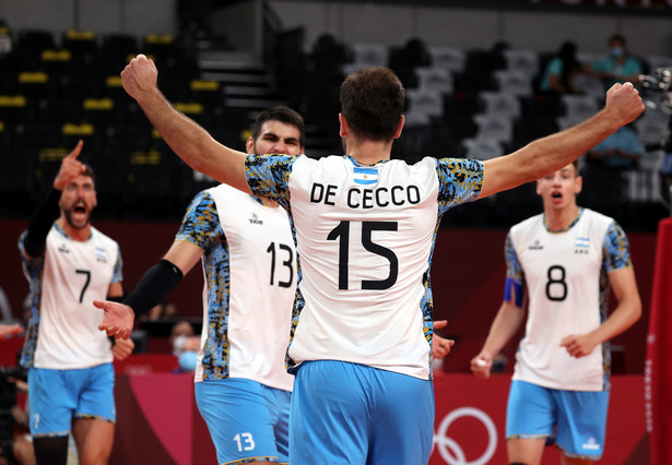 Argentyński siatkarz Luciano de Cecco (C) cieszący się z kolegami podczas meczu z Brazylią