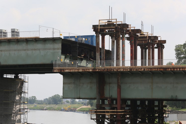 Operacja opuszczania przęsła mostu Łazienkowskiego <br><br>fot.  (tg/cat) PAP/Tomasz Gzell