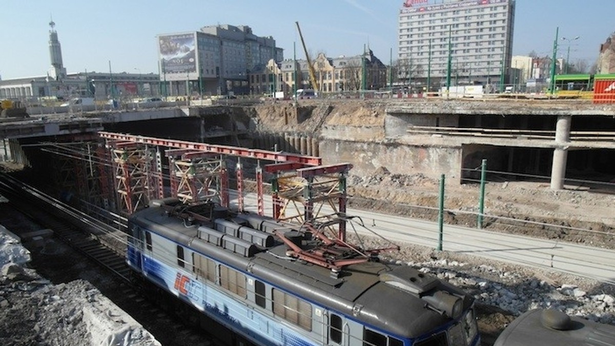 Na rondzie Kaponiera ciągle zmiany - już wkrótce pojawi się tam kolejna porcja betonu. Zbliża się także (częściowo) koniec kłopotów dla pasażerów komunikacji miejskiej - i początek dla kierowców samochodów.