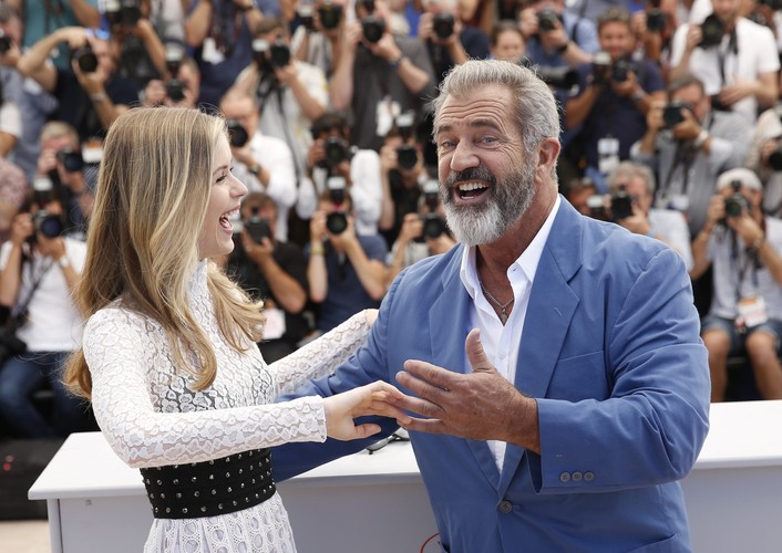 Tanecznym krokiem Mel Gibson i Erin Moriarty promowali film 'Blood Father'
