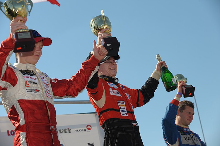 Zwłaszcza jeśli się wygrywa dwa razy tak jak Łukasz Błaszkowski (w środku)