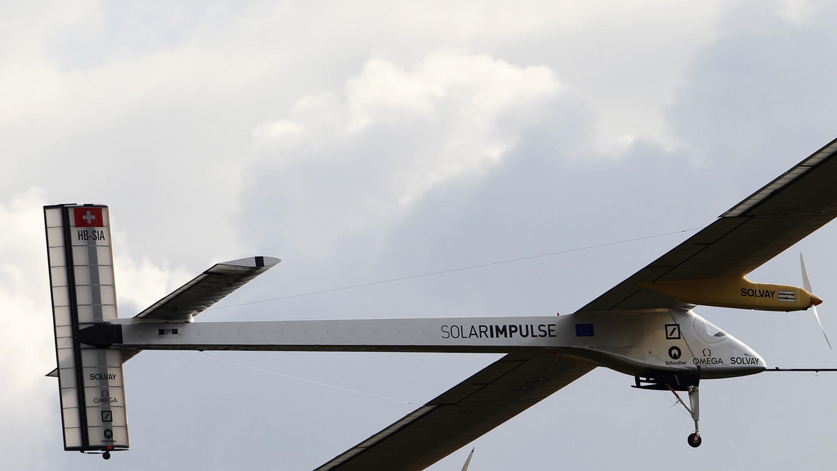 Szwajcarski samolot napędzany energią słoneczną Solar Impulse, który wystartował w sobotę po południu z Brukseli i miał dolecieć do Paryża musiał wieczorem zawrócić i wylądować na macierzystym lotnisku - podała agencja AFP