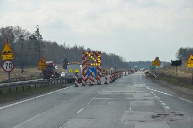 Prace na 7 kilometrowym odcinku między Radomskiem i granicą województw łódzkiego i śląskiego już się rozpoczęły. Intercor, wykonawca tego fragmentu autostrady, wprowadził nową organizację ruchu. 'Kierowcy mają do dyspozycji jedną jezdnię w obu kierunkach. Zamknięto jezdnię wschodnią, którą w normalnych warunkach jedziemy w kierunku Łodzi. By usprawnić przepływ ruchu na jezdni zachodniej wyznaczono trzy pasy ruchu: dwa w kierunku południowym i jeden w kierunku północnym' – czytamy w komunikacie.