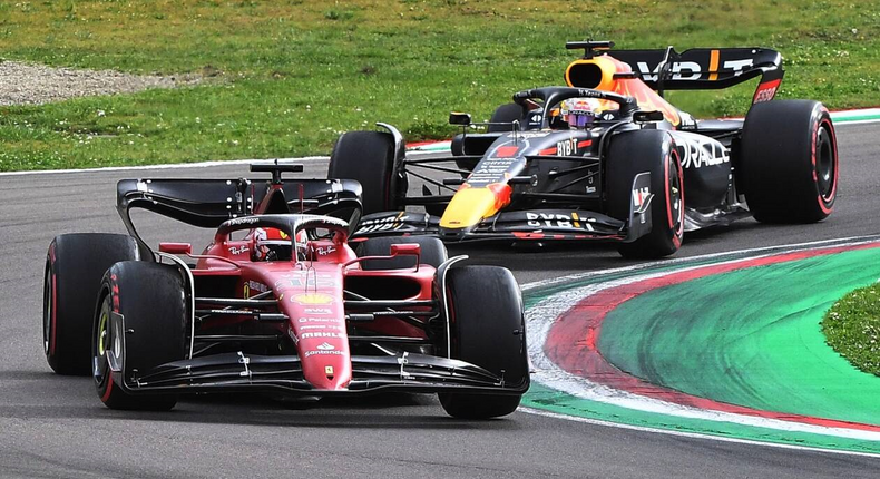 Après avoir bataillé avec Charles Leclerc (au premier plan), Max Verstappen s’est finalement imposé lors de la course sprint du Grand Prix d’Émilie-Romagne à Imola. | JENNIFER LORENZINI / REUTERS