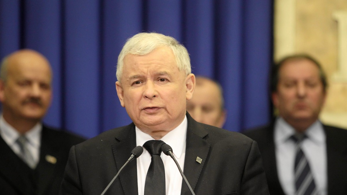 Prezes PiS Jarosław Kaczyński podczas konferencji prasowej w Sejmie w związku z wyborami na Białorusi skrytykował rząd, oceniając, że jego polityka w stosunku do tego kraju poniosła "całkowitą klęskę". - Ta polityka przyniosła wycofanie poparcia dla Związku Polaków na Białorusi i ofiarą padła pani Borys. Znów błąd, znów niepowodzenie, znów ośmieszenie, trzeba tak to określić - zaznaczył szef PiS.