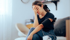 Preporučuje se redovno praćenje krvnog pritiska, pulsa i simptoma kako bi se identifikovali uzroci 