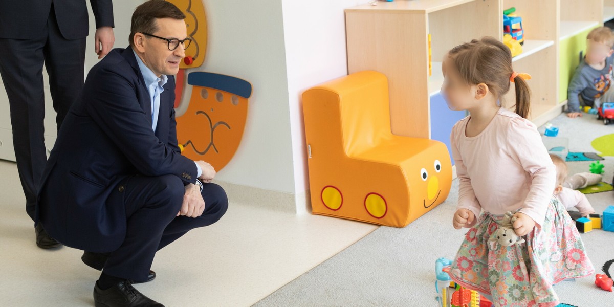 Premier Mateusz Morawiecki podczas wizyty w żłobku w kwietniu 2022 r.