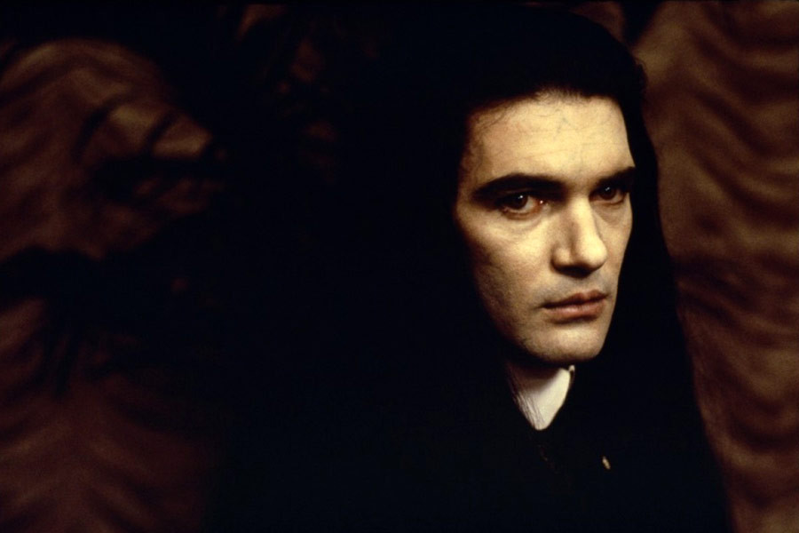 Antonio Banderas w filmie "Wywiad z wampirem" (1994)