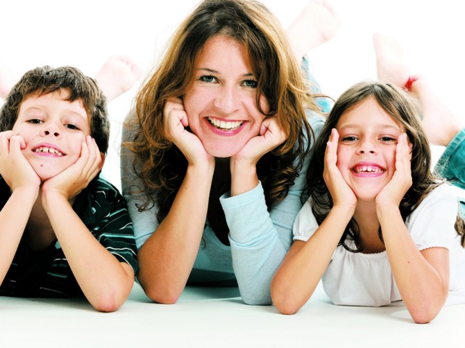 138511_stockphotoprettyyoungmotherwithsonanddaughterisolatedonawhitebackground109099127