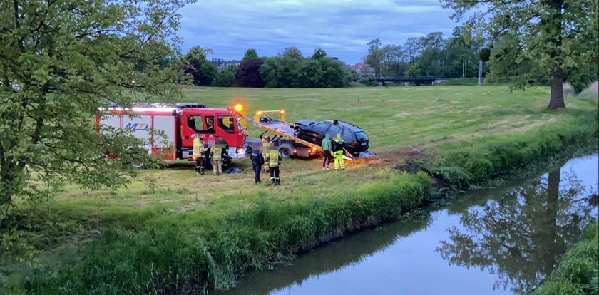 O krok od tragedii pod Namysłowem. Auto wpadło do rzeki