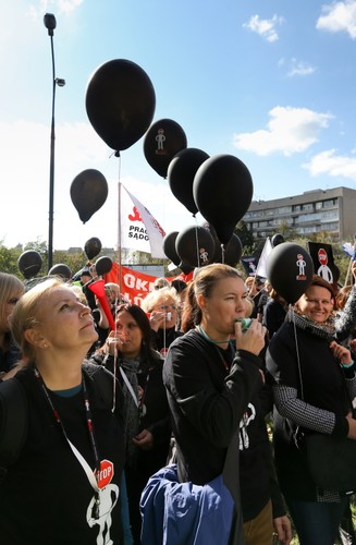Pikieta pracowników sądów i prokuratur przed ministerstwem sprawiedliwości