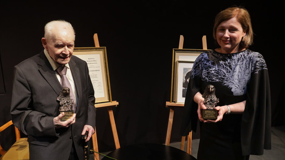 Prof. Adam Strzembosz i wiceprzewodnicząca Komisji Europejskiej Věra Jourova odebrali w Warszawie Nagrodę Orła Jana Karskiego