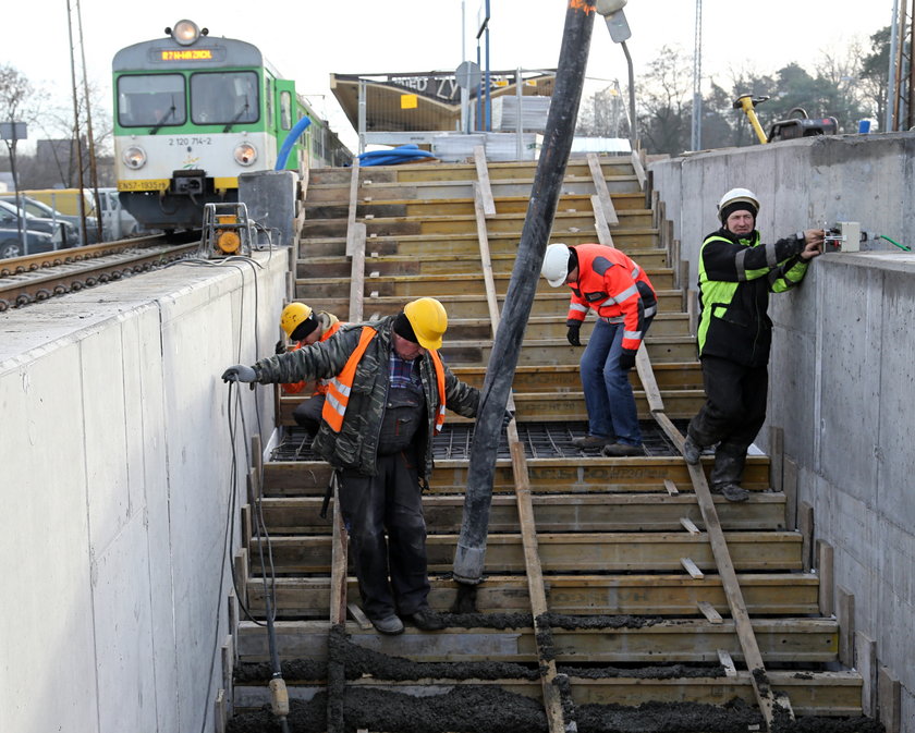 Przejścia dla pieszych już widać, tunel ciągle zasypany