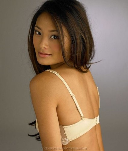 Jarah MAriano pochodzi z Hawajów a wychowała się w Kaliforni. Jej niezwykła uroda stała się przepustką do kariery fotomodelki