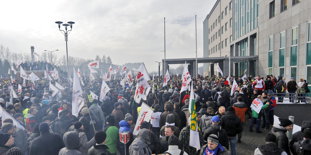 Jastrzebie Zdrój. Protest górników przed siedzibą Jastrzębskiej Spółki Węglowej 