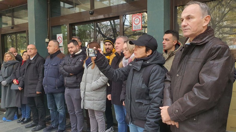 OPOZICIJA BLOKIRALA ZGRADU SUDA Napeto u Novom Sadu, došlo do koškanja sa obezbeđenjem, stiže i policija (FOTO)