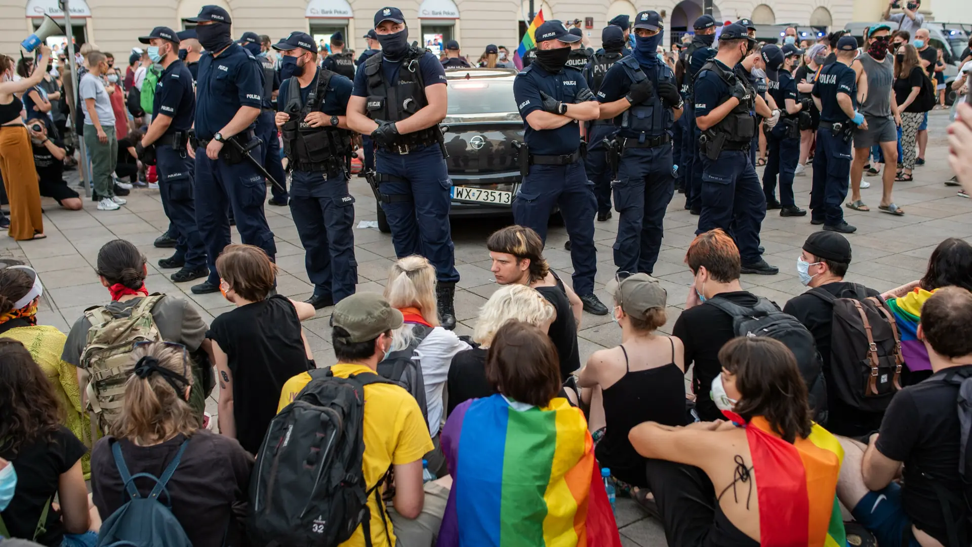 "Policja jak organizacja opresyjna". 15 tys. zł za zatrzymanie podczas Tęczowej Nocy