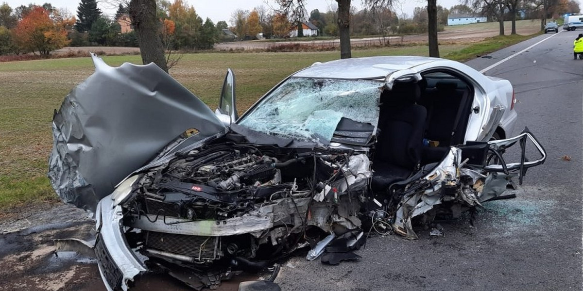 Ze srebrnego mercedesa niewiele ostało. 