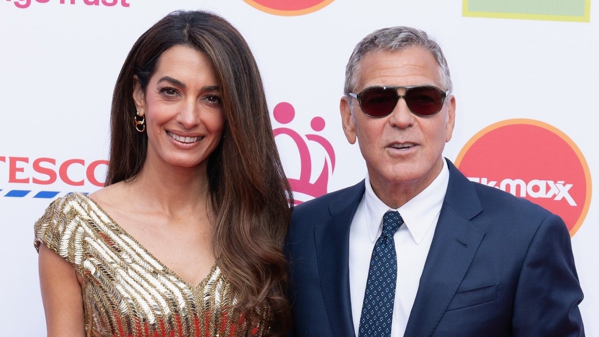 Amal Kluni zablistala u Londonu u retro kreaciji boje zlata