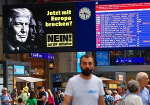 Na posterima koji pozivaju glasače da odbace ograničenje broja stanovnika su profili američkog, ruskog i kineskog predsednika, Donalda Trampa, Vladimira Putina i Si Đinpinga | Foto: Reuters