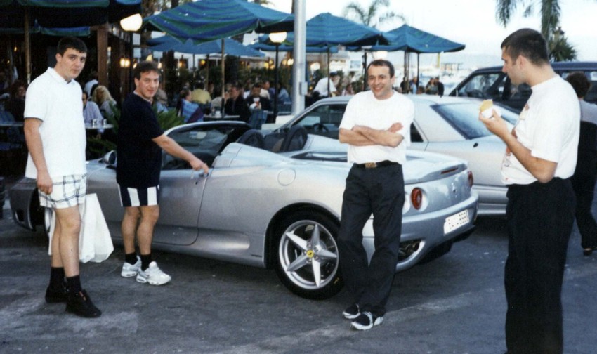 Pripadnici zemunskog klana sa luksuznim automobilom